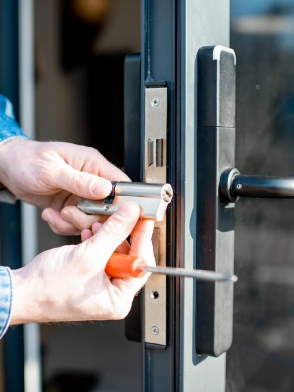 man-changing-core-of-a-door-lock.jpg