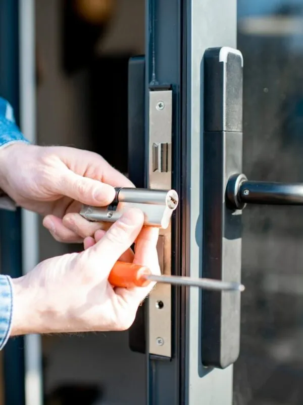 man-changing-core-of-a-door-lock.jpg